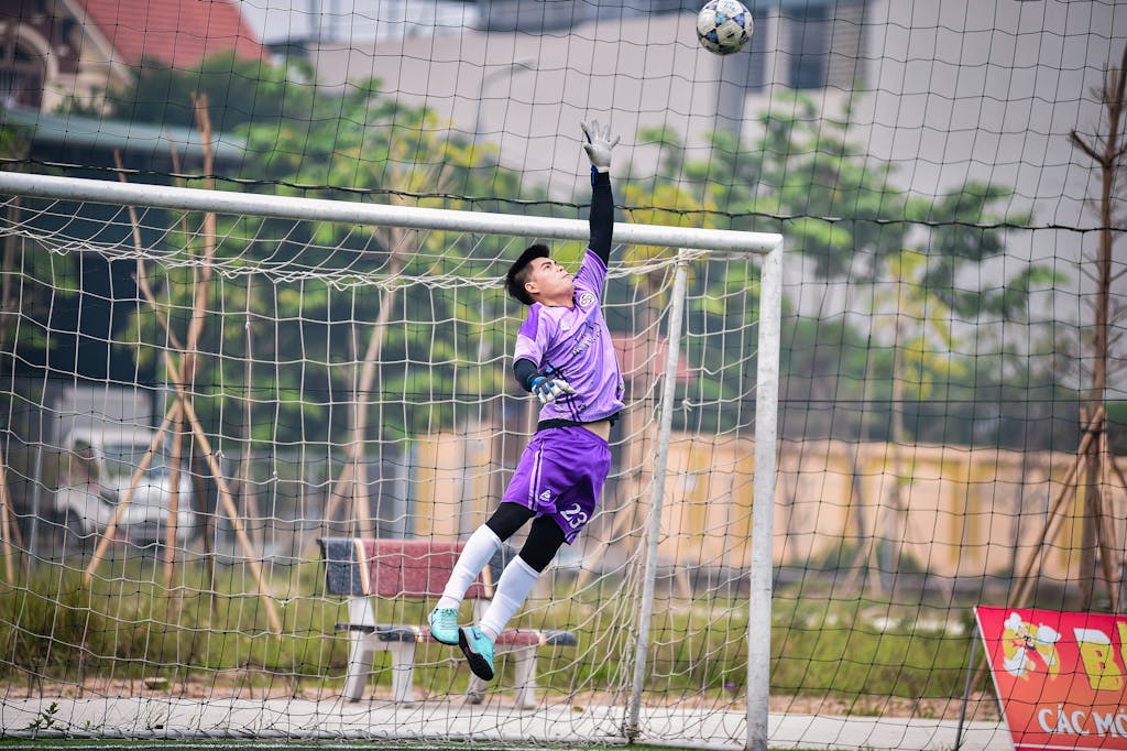 Karen Dickey Lindell Net Worth A goalkeeper makes a dynamic save during a football match in Hà Nội, Việt Nam.