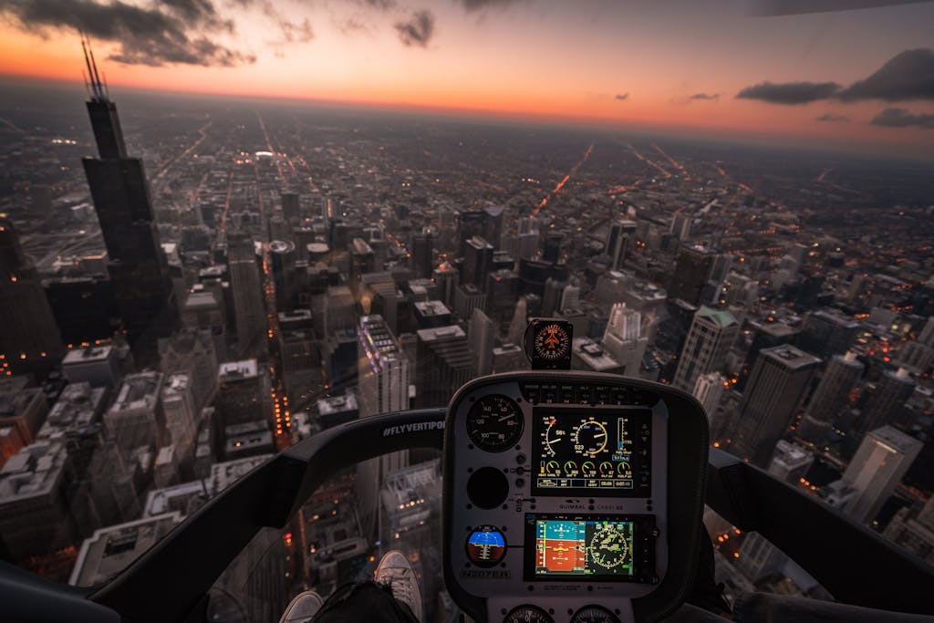 Weber Grillvorführung: A mesmerizing aerial view of Chicago's skyline at dusk from a helicopter cockpit.