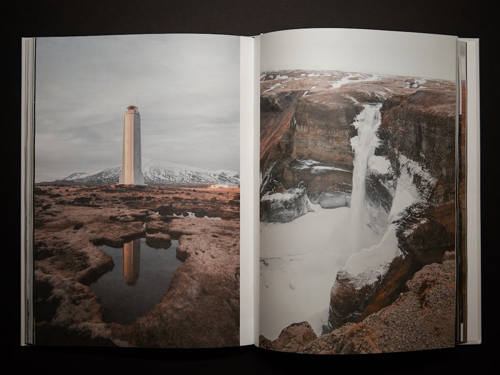 juntos seguros map An open book displaying photographs of a lighthouse and a waterfall.