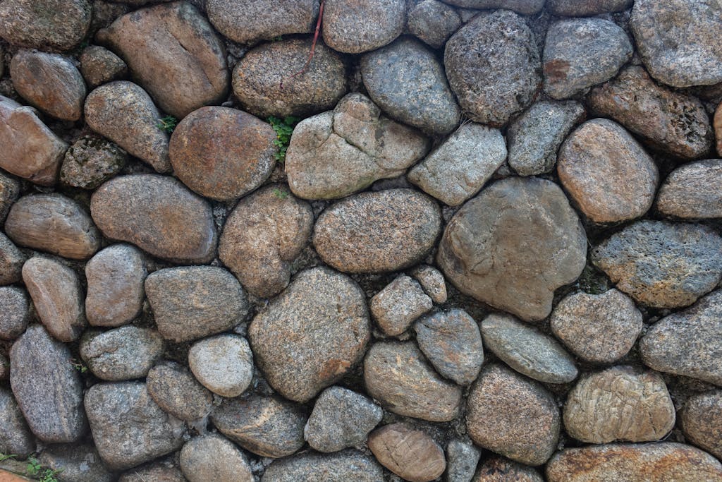 Beriful Close-up of a rustic stone wall in Medellín, displaying natural textures.