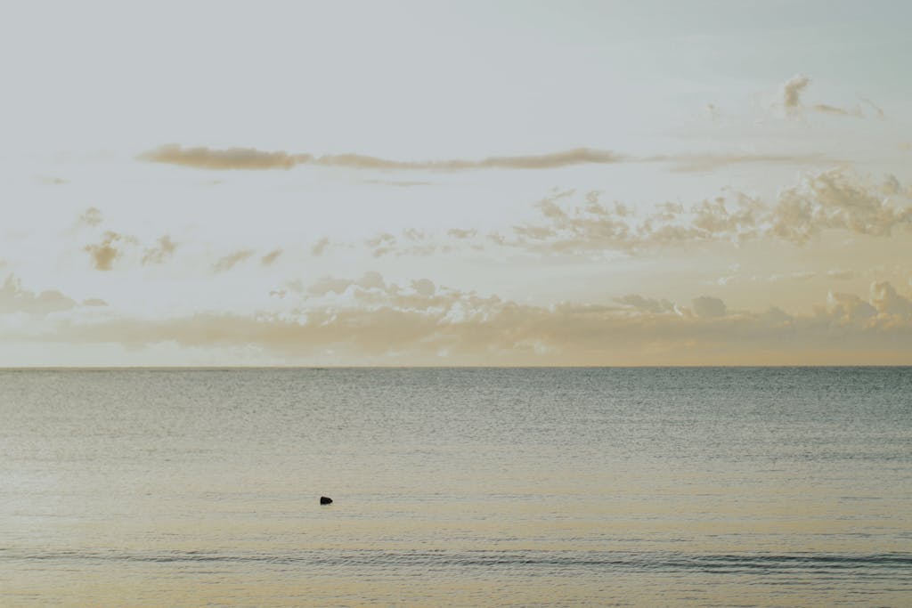 Juntos Seguros Serene ocean view at sunset in Porto Seguro, Bahia, Brasil, with soft pastel skies.